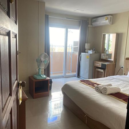 Hug Me Guesthouse Pattaya Exteriör bild