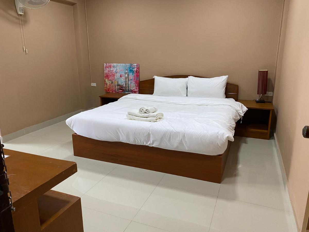Hug Me Guesthouse Pattaya Exteriör bild