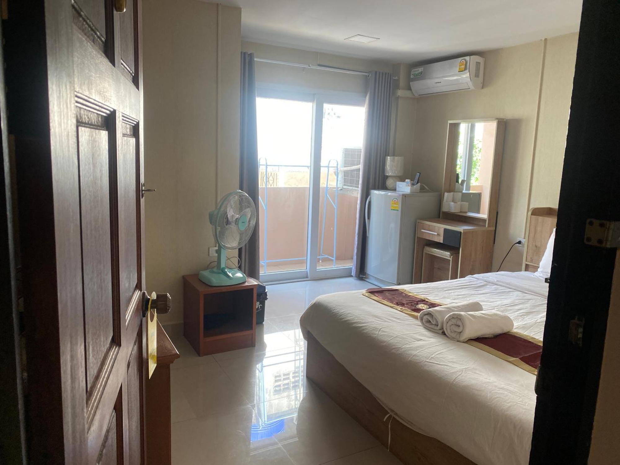 Hug Me Guesthouse Pattaya Exteriör bild
